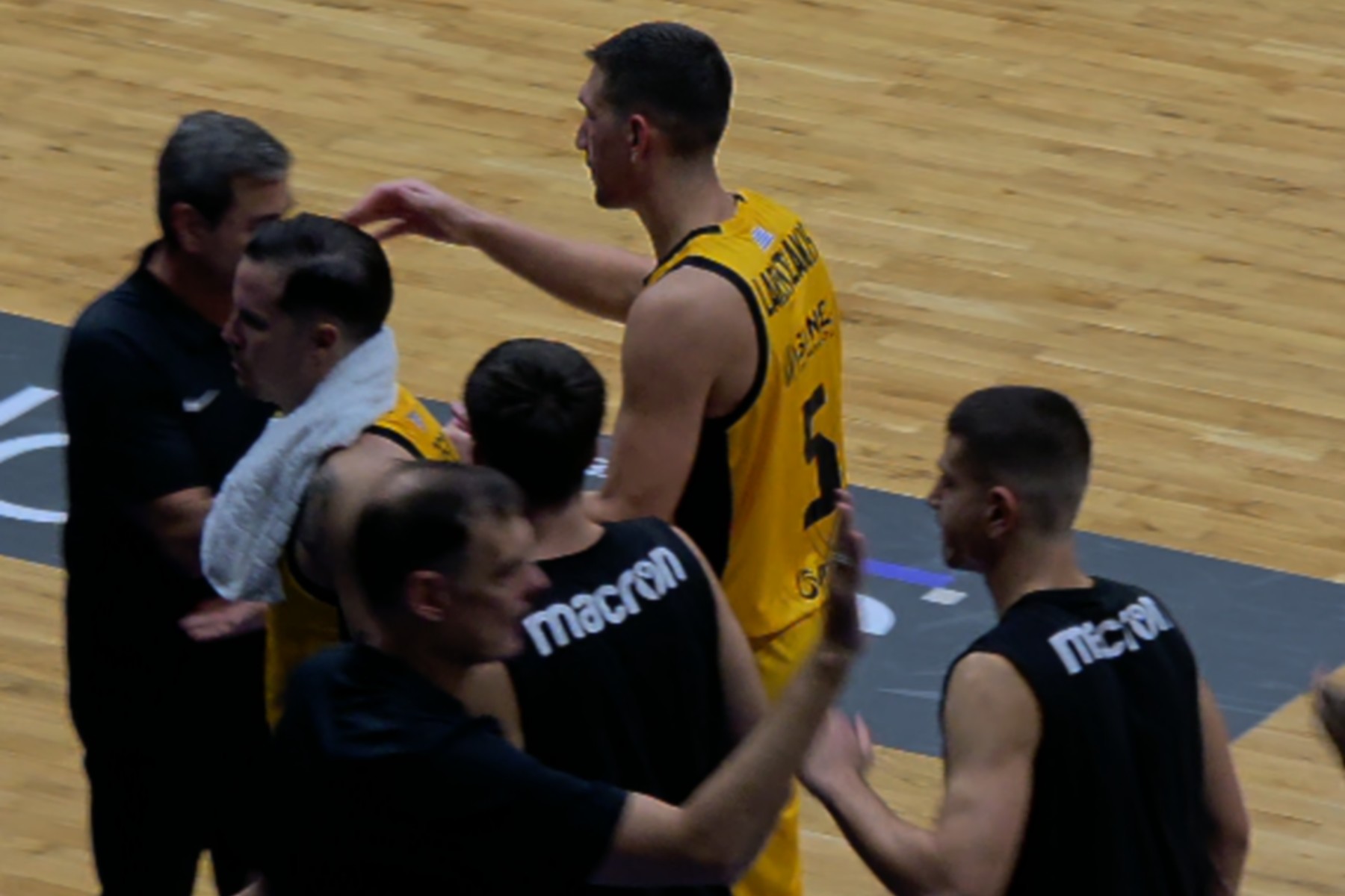 Ο Λαρεντζάκης απέφυγε να χαιρετήσει τον Μπαρτζώκα μετά τη λήξη του ματς                                          Ο Λαρεντζάκης απέφυγε να χαιρετήσει τον Μπαρτζώκα μετά τη λήξη του ματς
