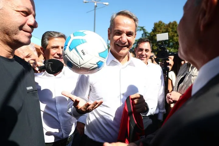 Η επίσκεψη του Μητσοτάκη στο περίπτερο του Απόλλωνα Καλαμαριάς στη ΔΕΘ, η ατάκα για την άνοδο και το μονοθέσιο της Formula 4