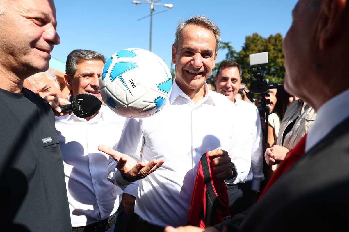 Η επίσκεψη του Μητσοτάκη στο περίπτερο του Απόλλωνα Καλαμαριάς στη ΔΕΘ, η ατάκα για την άνοδο και το μονοθέσιο της Formula 4                                          Η επίσκεψη του Μητσοτάκη στο περίπτερο του Απόλλωνα Καλαμαριάς στη ΔΕΘ, η ατάκα για την άνοδο και το μονοθέσιο της Formula 4