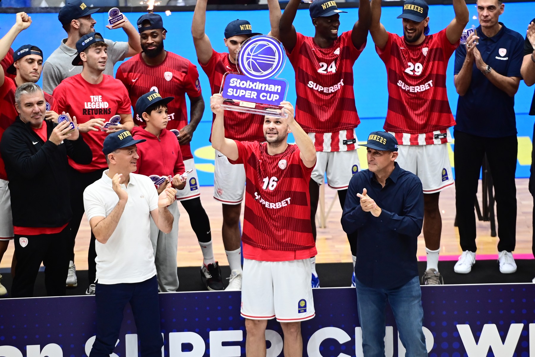 Η απονομή του πέμπτου Stoiximan Super Cup στον Ολυμπιακό                                          Η απονομή του πέμπτου Stoiximan Super Cup στον Ολυμπιακό