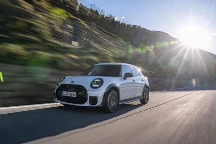 Tο 5θυρο Mini Cooper S σε Nanuq White: Περισσότερες πόρτες, περισσότεροι χώροι, αδιαμφισβήτητα Mini