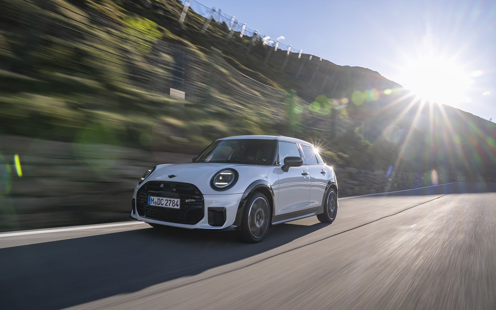 Tο 5θυρο Mini Cooper S σε Nanuq White: Περισσότερες πόρτες, περισσότεροι χώροι, αδιαμφισβήτητα Mini                                          Tο 5θυρο Mini Cooper S σε Nanuq White: Περισσότερες πόρτες, περισσότεροι χώροι, αδιαμφισβήτητα Mini