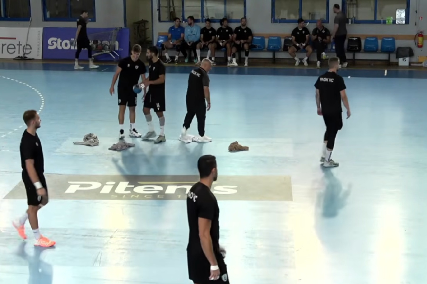 Αναβλήθηκε ο αγώνας ΠΑΟΚ - Ιωνικός επειδή κολλούσε το γήπεδο                                          Αναβλήθηκε ο αγώνας ΠΑΟΚ - Ιωνικός επειδή κολλούσε το γήπεδο