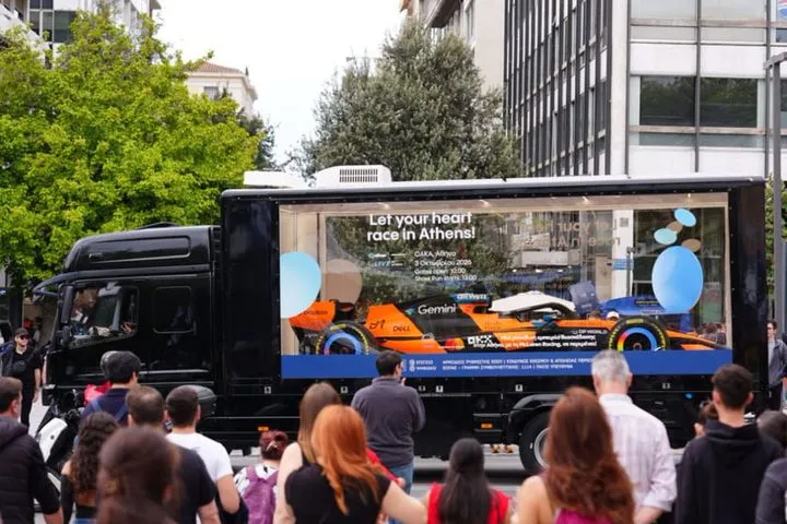 Το McLaren MCL40 Showcar ξεσήκωσε την Αθήνα σε ρυθμούς Formula 1 – Πού θα δείτε το tour αύριο Κυριακή