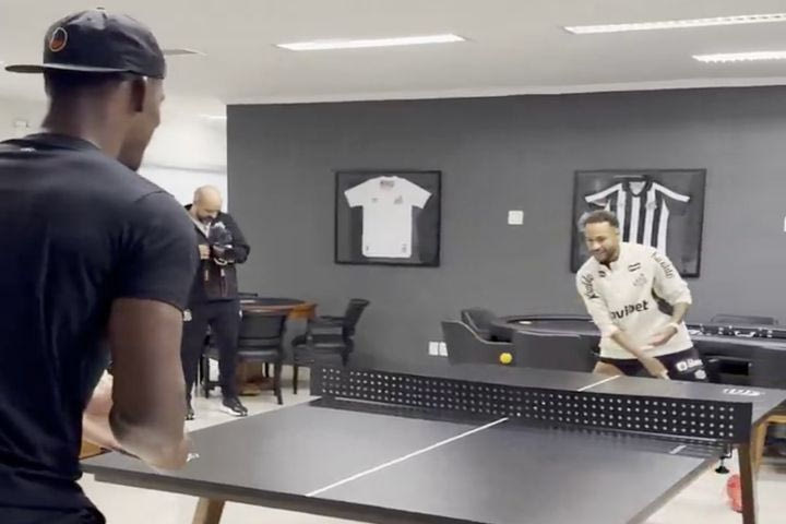 NBA: Ο Τζίμι Μπάτλερ επισκέφτηκε τον Νεϊμάρ στη Σάντος και τον προκάλεσε σε μονομαχία στο πινγκ πονγκ