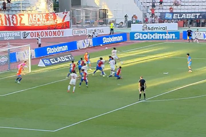 Πρώτη καλή στιγμή για τον Ολυμπιακό: Κόρνερ του Τσικίνιο, κεφαλιά ο Ζότα Σίλβα, απέκρουσε ο Σιαμπάνης