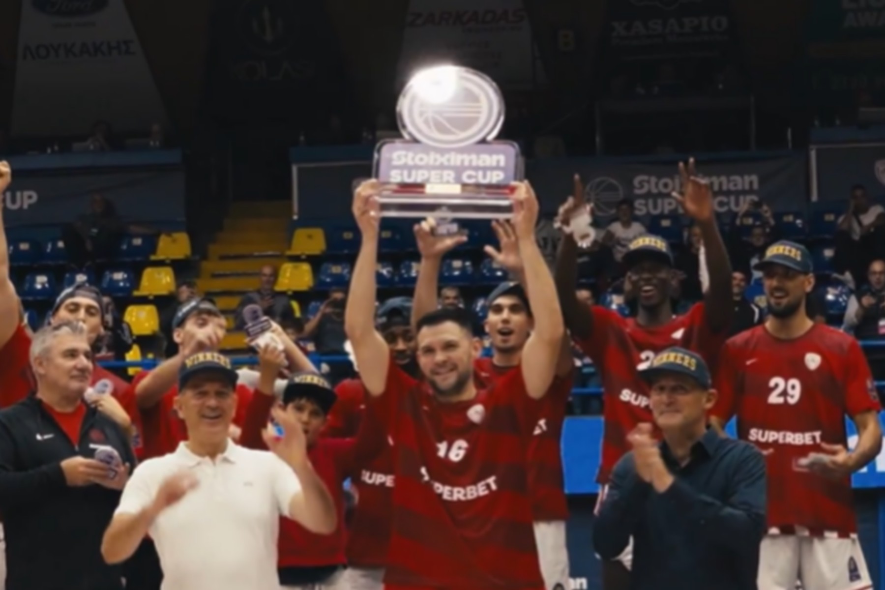 Η άλλη οπτική της κατάκτησης του Stoiximan Super Cup από τον Ολυμπιακό: Οι πανηγυρισμοί των Βεζένκοβ - Μπαρτζώκα και η απονομή του τροπαίου                                          Η άλλη οπτική της κατάκτησης του Stoiximan Super Cup από τον Ολυμπιακό: Οι πανηγυρισμοί των Βεζένκοβ - Μπαρτζώκα και η απονομή του τροπαίου