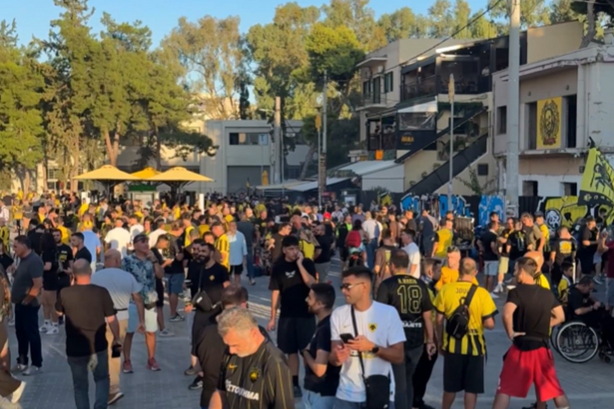 Ανυπομονησία και ενθουσιασμός έξω από την Allwyn Arena για την πρεμιέρα της ΑΕΚ στο Champions League                                          Ανυπομονησία και ενθουσιασμός έξω από την Allwyn Arena για την πρεμιέρα της ΑΕΚ στο Champions League