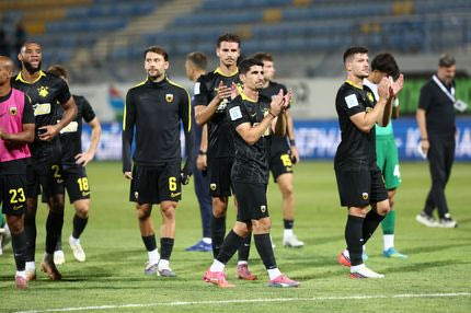Παίκτες και Νίκολιτς πήγαν στον κόσμο της ΑΕΚ, μαζί τους και ο Ηλιόπουλος