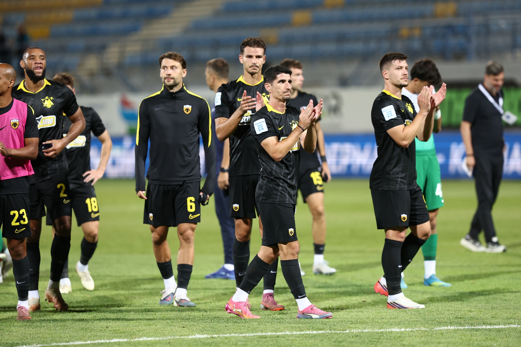 Παίκτες και Νίκολιτς πήγαν στον κόσμο της ΑΕΚ, μαζί τους και ο Ηλιόπουλος                                          Παίκτες και Νίκολιτς πήγαν στον κόσμο της ΑΕΚ, μαζί τους και ο Ηλιόπουλος