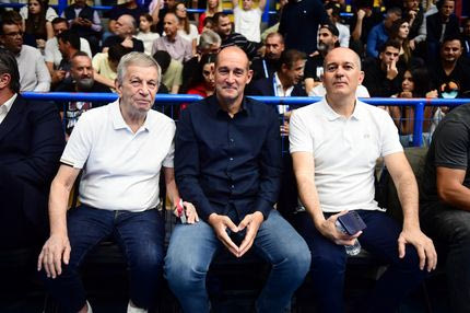 Οι πρόεδροι του Ολυμπιακού, Παναγιώτης και Γιώργος Αγγελόπουλος, στο "Ανδρέας Παπανδρέου" για τον τελικό του Stoiximan Super Cup