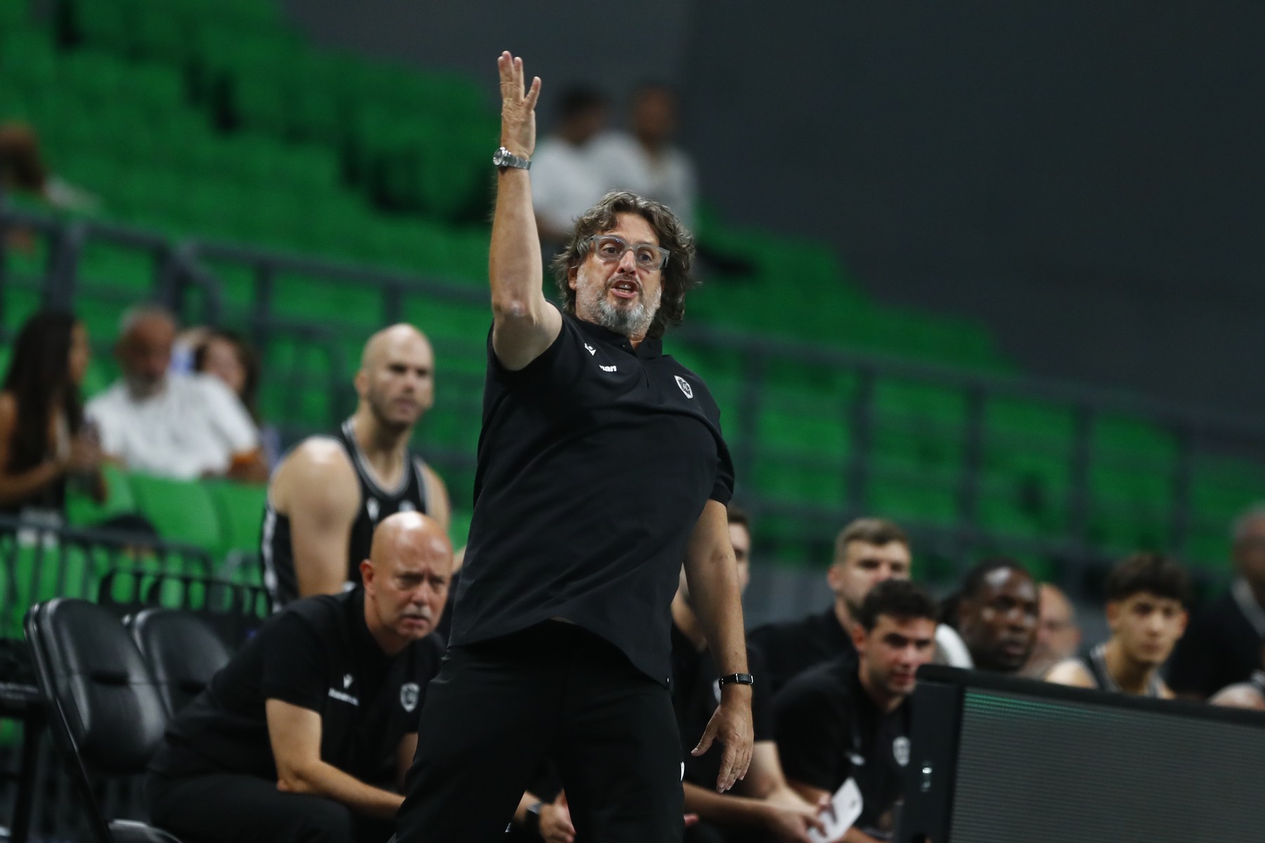 Τρινκιέρι: "Ο Νικ ήταν απογοητευτικός απόψε, αύριο το πρωί στις επτά θα κάνει προπόνηση στα σουτ"                                          Τρινκιέρι: "Ο Νικ ήταν απογοητευτικός απόψε, αύριο το πρωί στις επτά θα κάνει προπόνηση στα σουτ"