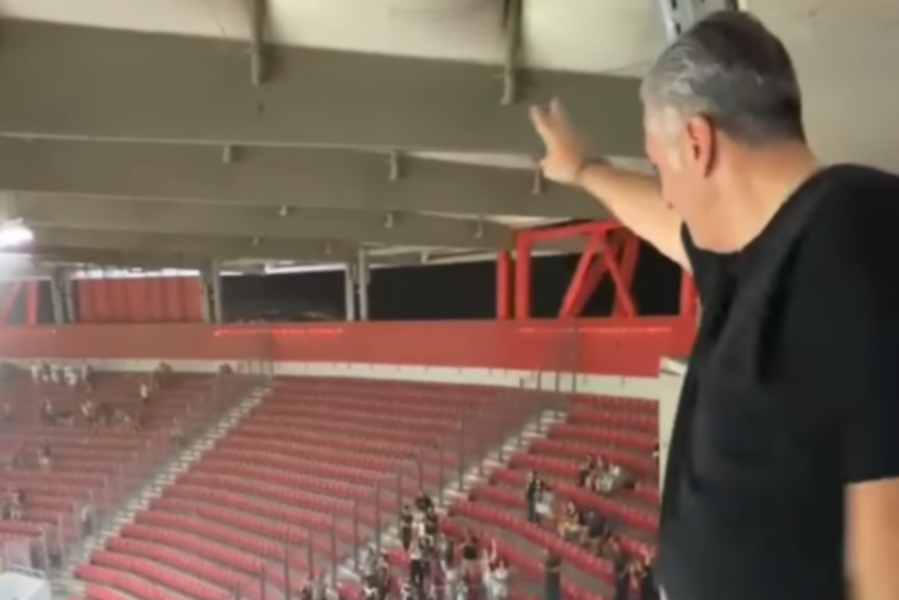Η αποθέωση στον Μπούση μέσα στο Καραϊσκάκης από τον κόσμο του ΟΦΗ                                          Η αποθέωση στον Μπούση μέσα στο Καραϊσκάκης από τον κόσμο του ΟΦΗ