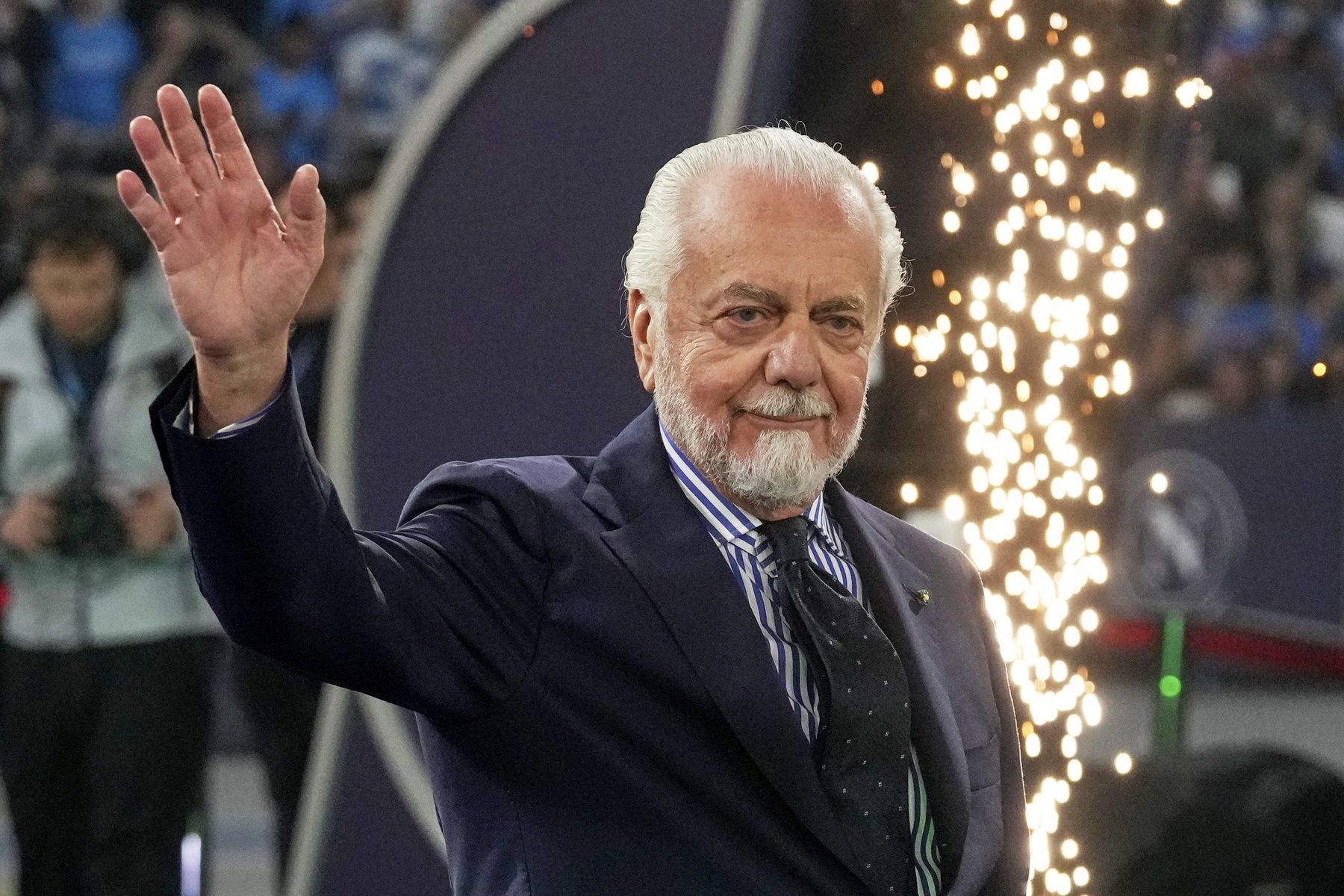 Ντε Λαουρέντις: "Το νέο γήπεδο της Νάπολι θα είναι 70.000 θέσεων και θα πάρει μόνο 24 μήνες να χτιστεί"                                          Ντε Λαουρέντις: "Το νέο γήπεδο της Νάπολι θα είναι 70.000 θέσεων και θα πάρει μόνο 24 μήνες να χτιστεί"