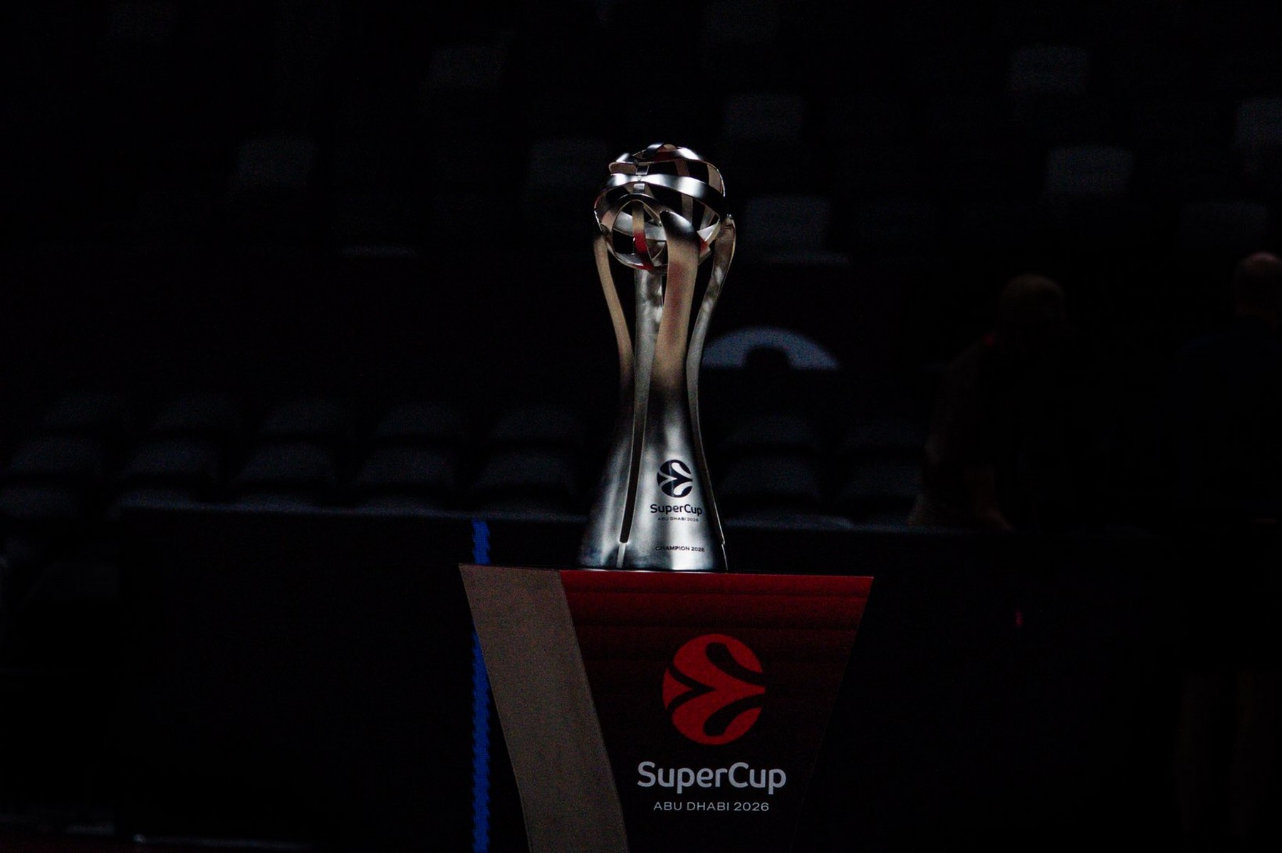 Το τρόπαιο του EuroLeague Super Cup στο κέντρο της Etihad Arena                                          Το τρόπαιο του EuroLeague Super Cup στο κέντρο της Etihad Arena