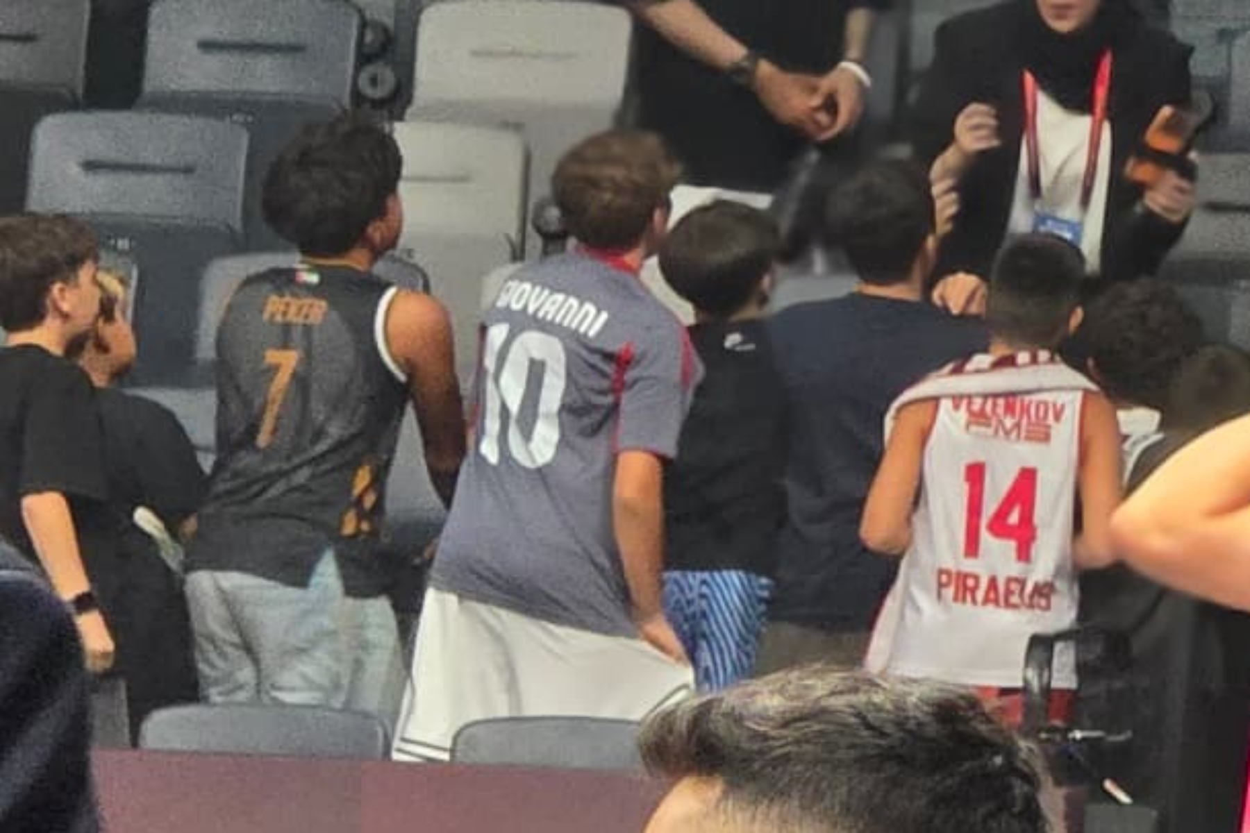 Παιδί με φανέλα του Ζιοβάνι τράβηξε τα βλέμματα στην Etihad Arena                                          Παιδί με φανέλα του Ζιοβάνι τράβηξε τα βλέμματα στην Etihad Arena