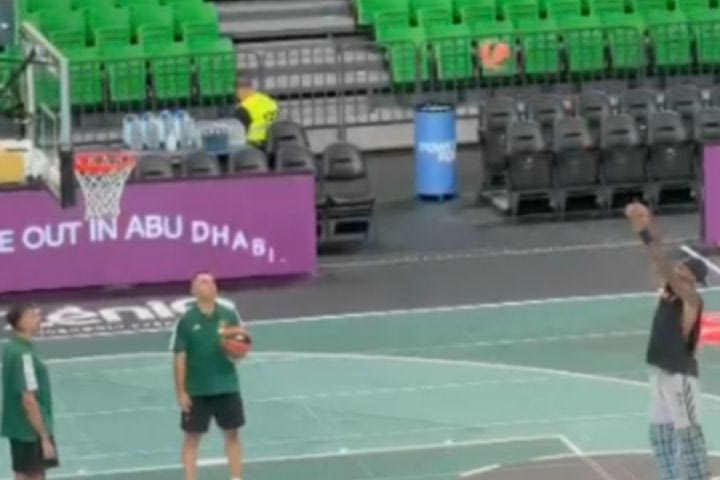 EuroLeague: O Xέιζ-Ντέιβις σουτάρει στο Telekom Center Athens χωρίς γύψο και με εκκεντρικό ντύσιμο