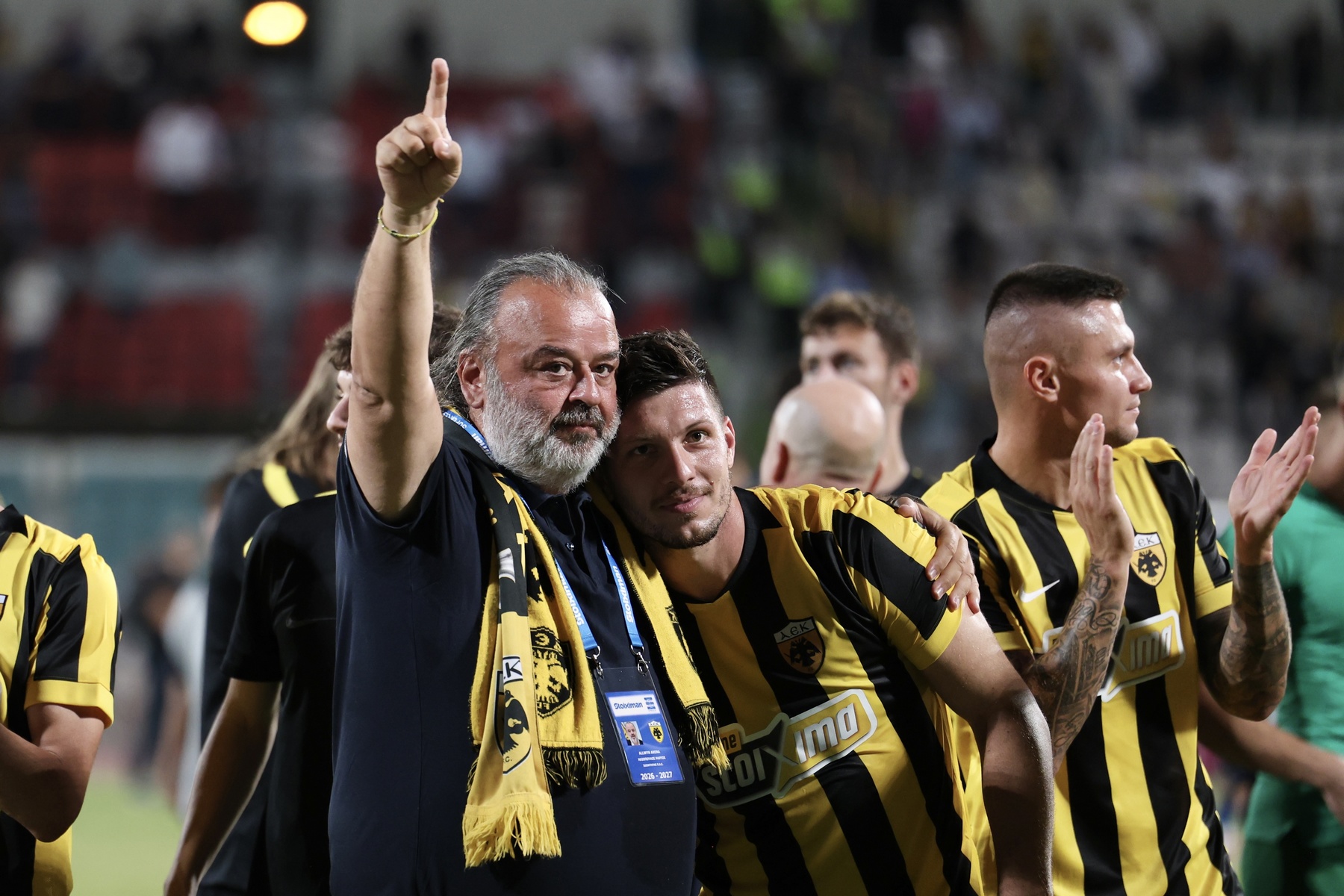 Ο Ηλιόπουλος αγκάλιασε τον Γιόβιτς στο φινάλε του ματς με τον Βόλο και τον έδειξε στον κόσμο της ΑΕΚ                                          Ο Ηλιόπουλος αγκάλιασε τον Γιόβιτς στο φινάλε του ματς με τον Βόλο και τον έδειξε στον κόσμο της ΑΕΚ