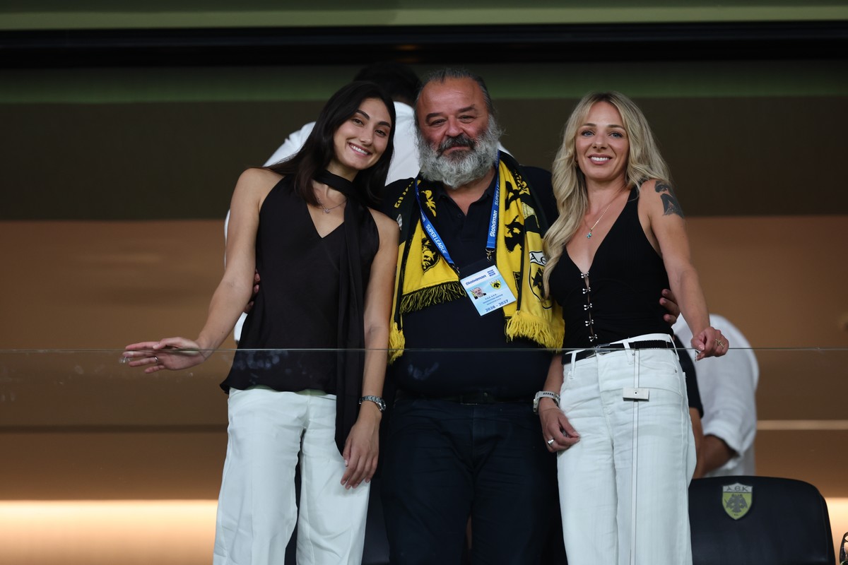 Ο Μάριος Ηλιόπουλος υποδέχθηκε Ντρισμπιώτη και Πλατανιώτη στην Allwyn Arena για τον αγώνα της ΑΕΚ κόντρα στον Άρη                                          Ο Μάριος Ηλιόπουλος υποδέχθηκε Ντρισμπιώτη και Πλατανιώτη στην Allwyn Arena για τον αγώνα της ΑΕΚ κόντρα στον Άρη