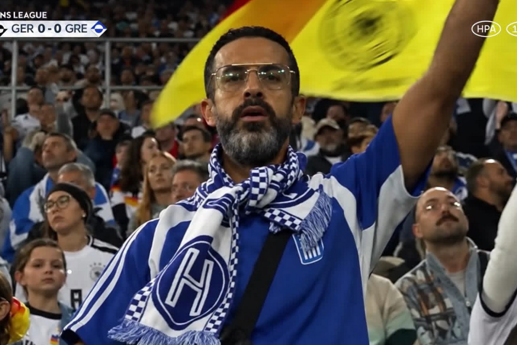 Όμορφη κίνηση του Ηρακλή, έδωσε εισιτήριο διαρκείας σε φίλο της ομάδας που ήταν στο Γερμανία - Ελλάδα με κασκόλ του Γηραιού και τον έδειξε η κάμερα                                          Όμορφη κίνηση του Ηρακλή, έδωσε εισιτήριο διαρκείας σε φίλο της ομάδας που ήταν στο Γερμανία - Ελλάδα με κασκόλ του Γηραιού και τον έδειξε η κάμερα