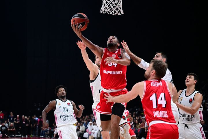 EuroLeague Super Cup: Ο Τζόσεφ πέτυχε buzzer-beater στο τέλος του πρώτου μέρους Ολυμπιακός – Ρεάλ, θυμίζοντας τον Ντέιβιντ Ρίβερς