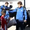 Εθνική Ελλάδας: Όμορφες εικόνες, μικρός φίλος με φανέλα του Ολυμπιακού, πήρε αυτόγραφο από τον Καρέτσα στο αεροδρόμιο   