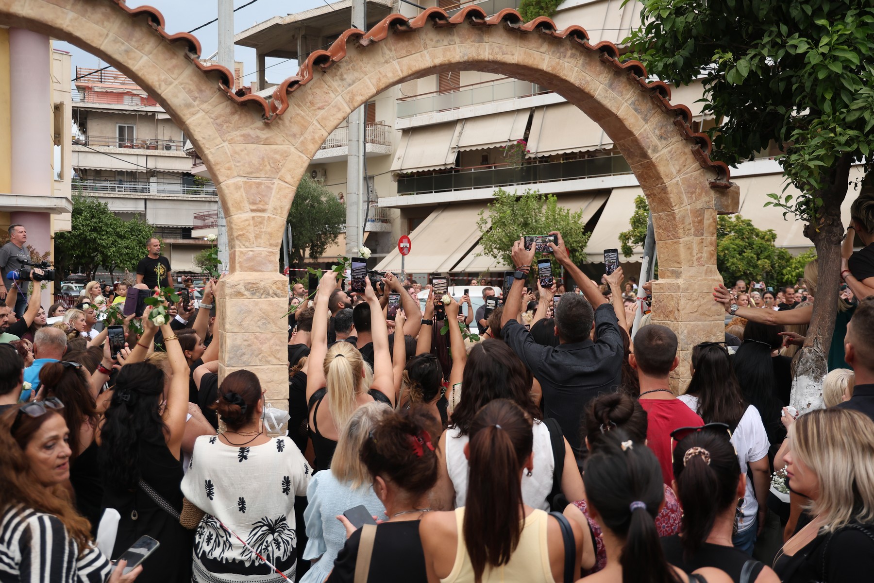 Χιλιάδες κόσμος στη Νίκαια για την υποδοχή της σορού του Μαζωνάκη                                          Χιλιάδες κόσμος στη Νίκαια για την υποδοχή της σορού του Μαζωνάκη