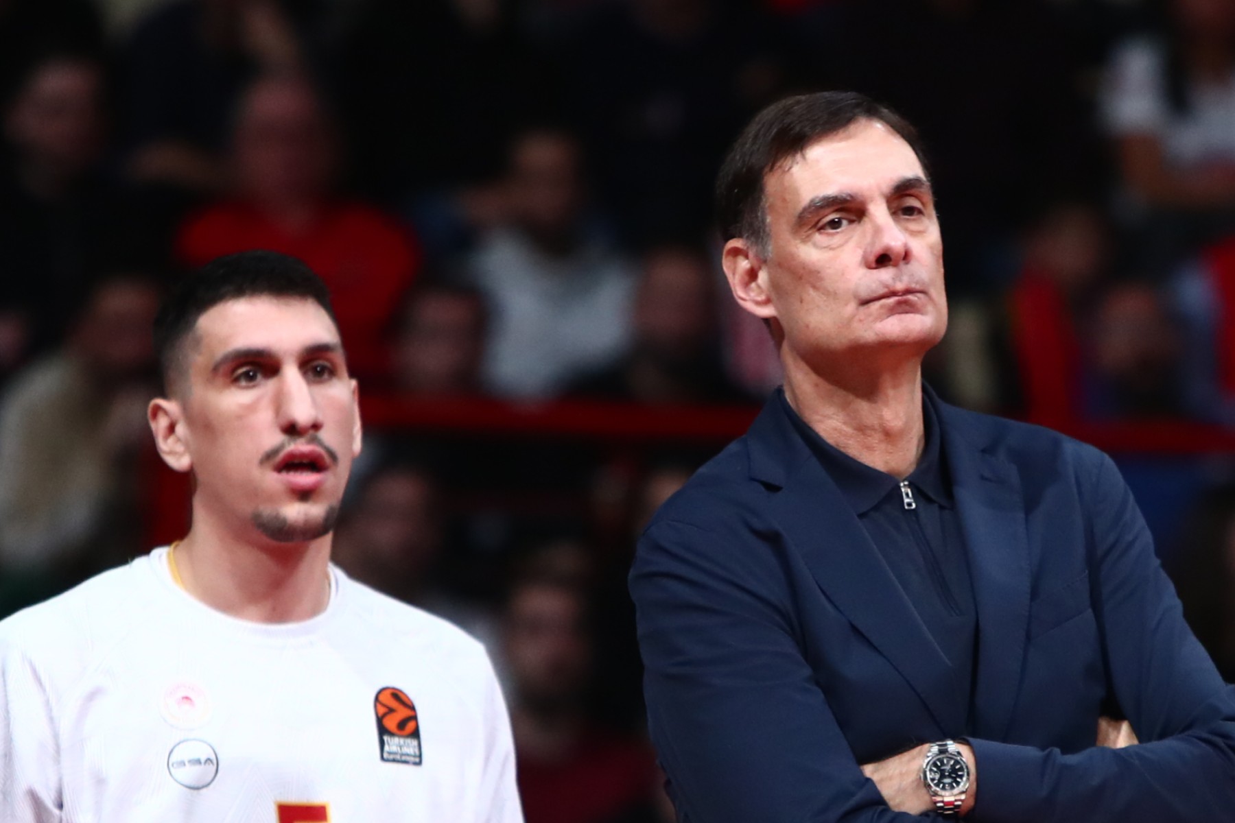 Χαιρετήθηκαν στα αποδυτήρια Μπαρτζώκας - Λαρεντζάκης                                          Χαιρετήθηκαν στα αποδυτήρια Μπαρτζώκας - Λαρεντζάκης