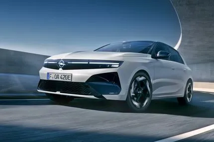 To νέο Opel Astra GSE Line θα κάνει ντεμπούτο στο Σαλόνι Αυτοκινήτου του Παρισιού δίπλα στο Corsa GSE