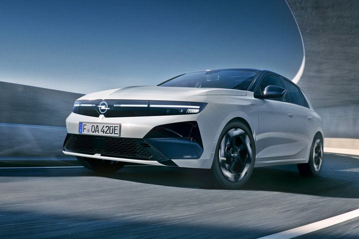 To νέο Opel Astra GSE Line θα κάνει ντεμπούτο στο Σαλόνι Αυτοκινήτου του Παρισιού δίπλα στο Corsa GSE