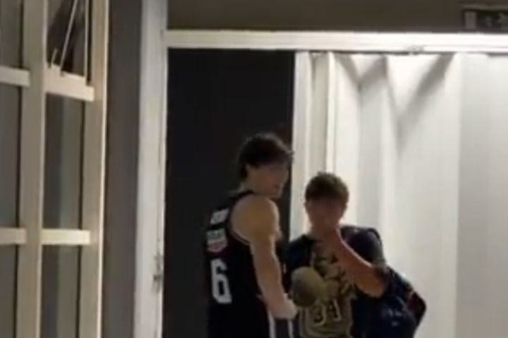 Το τετ-α-τετ του Σαρπ Αταμάν με τον Όσμαν στα αποδυτήρια του Telekom Center Athens