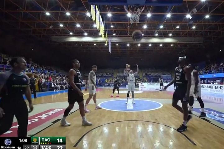 Airball σε βολή ο Ρογκαβόπουλος - Έσπευσε να τον εμψυχώσει ο Χουάντσο