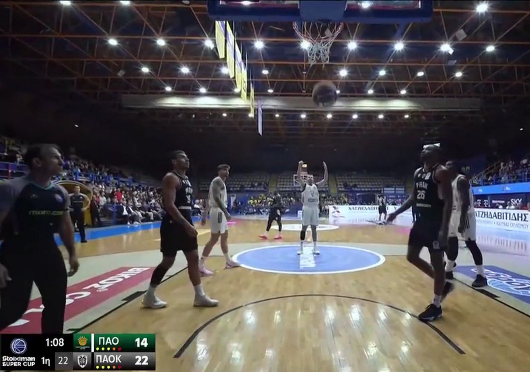 Airball σε βολή ο Ρογκαβόπουλος - Έσπευσε να τον εμψυχώσει ο Χουάντσο                                          Airball σε βολή ο Ρογκαβόπουλος - Έσπευσε να τον εμψυχώσει ο Χουάντσο