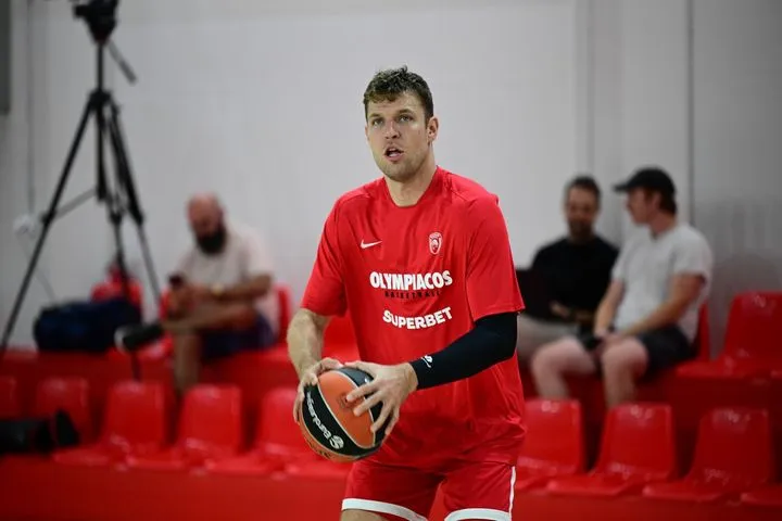 Βεζένκοβ: “Δεν είχαμε χρόνο να δούμε ο ένας τον άλλον – Έχουμε νέους στόχους, ξεχνάμε τι κάναμε πέρυσι”
