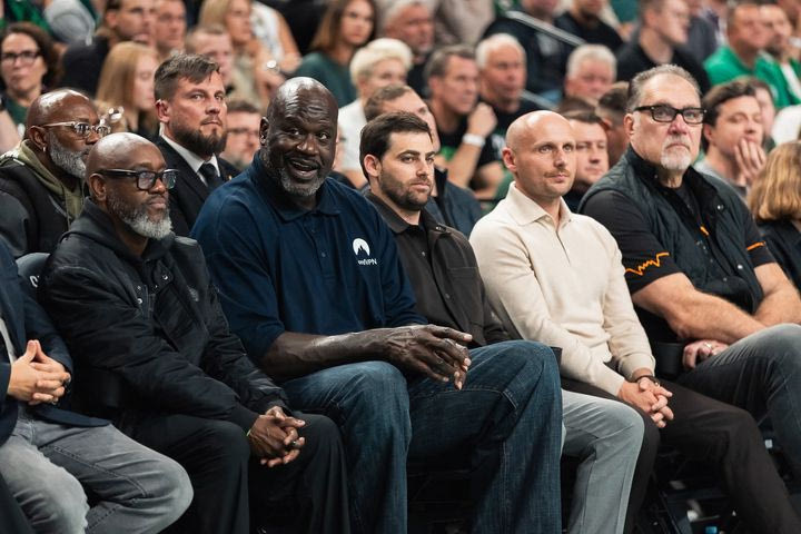 Το ζει ο Shaq Attack: Ο θρύλος του NBA τραγουδούσε μαζί με τους φίλους της Ζάλγκιρις στο ματς κόντρα στον Ολυμπιακό