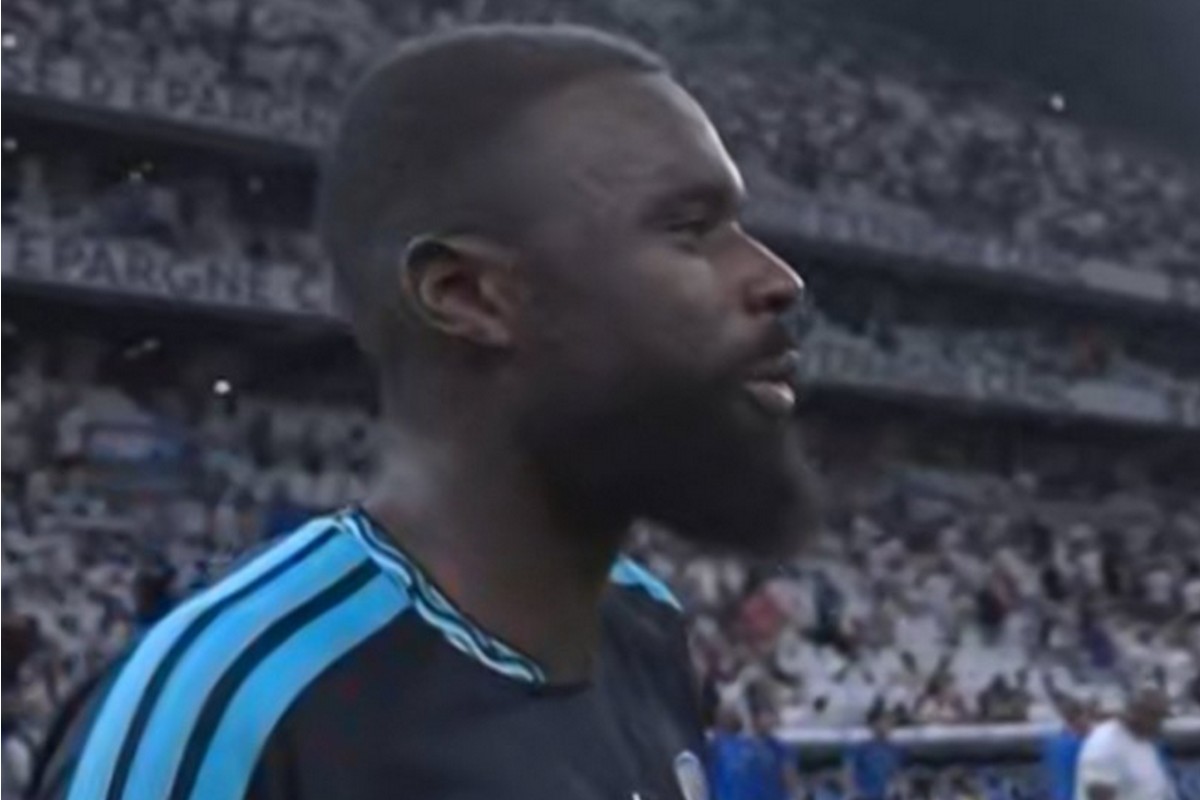 Η Παρί FC "άλωσε" το "Βελοντρόμ" με χατ-τρικ του Σιναγιόκο                                           Η Παρί FC "άλωσε" το "Βελοντρόμ" με χατ-τρικ του Σιναγιόκο