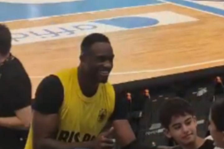 Ο Θανάσης Αντετοκούνμπο μοίρασε αυτόγραφα στους μικρούς φίλους του Άρη: Το VIDEO του SPORT24