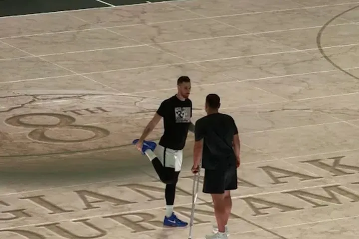 Tο τετ α τετ του τραυματία Σάββα Καμπερίδη με τον Λούκα Βιλντόσα – Η φωτογραφία του SPORT24
