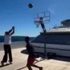 Από τα παρκέ του NBA σε παρκέ γιοτ: Γουέστμπρουκ και Πολ έπαιξαν μπάσκετ μεσοπέλαγα