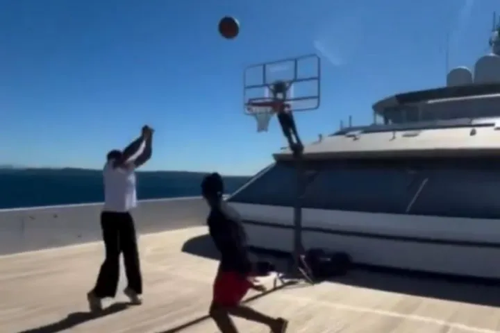 Από τα παρκέ του NBA σε παρκέ γιοτ: Γουέστμπρουκ και Πολ έπαιξαν μπάσκετ μεσοπέλαγα