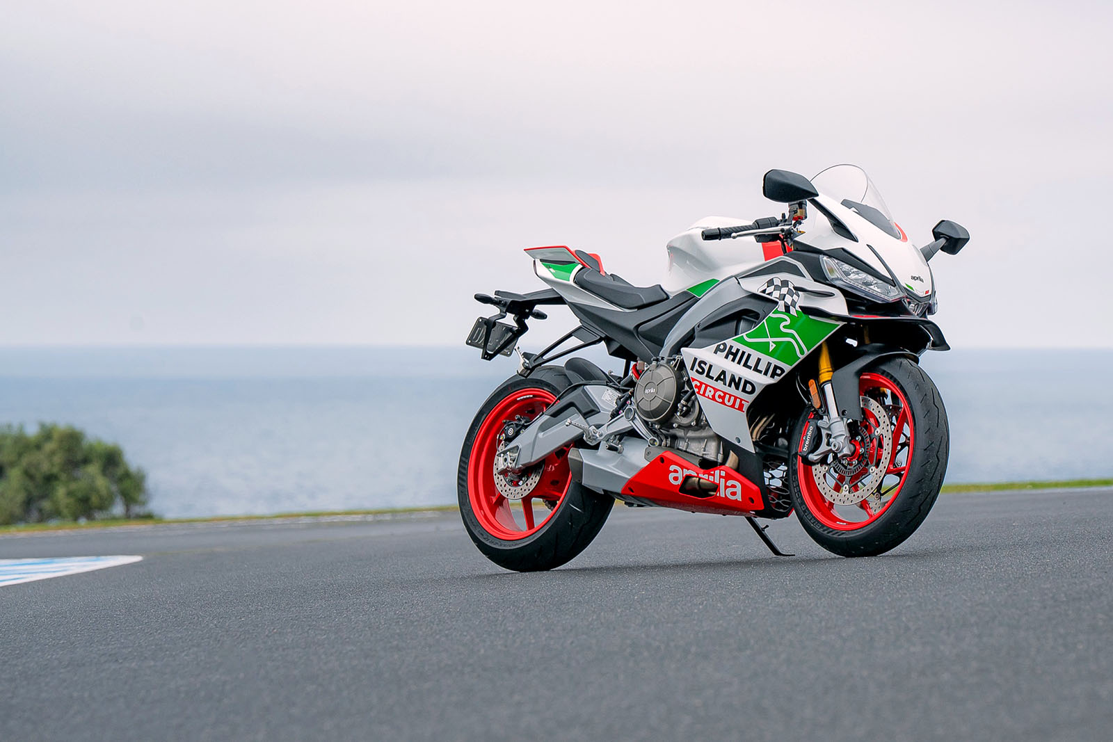 H Aprilia τιμά και αποχαιρετά το Φίλιπ Άιλαντ με την αφιέρωση της RS 660 Phillip Island Tribute                                          H Aprilia τιμά και αποχαιρετά το Φίλιπ Άιλαντ με την αφιέρωση της RS 660 Phillip Island Tribute