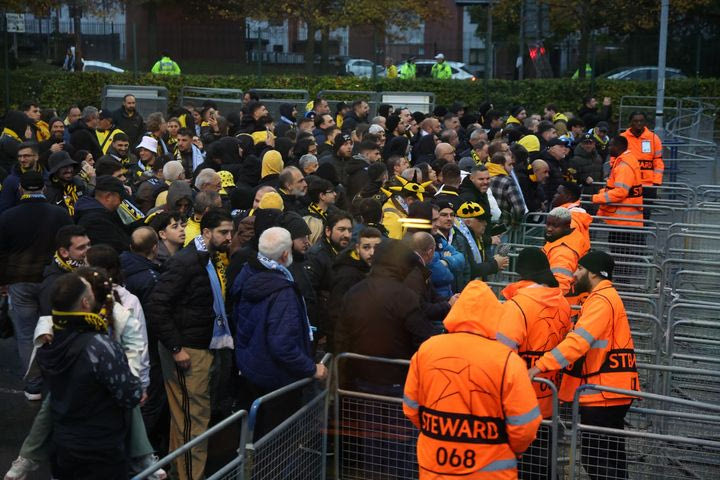Μάντσεστερ Σίτι – ΑΕΚ: “Κιτρινόμαυρη” λαοθάλασσα στους δρόμους της πόλης από τους φίλους της Ένωσης