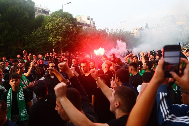Ολυμπιακός – Παναθηναϊκός: Έπεσε το ξενοδοχείο της πράσινης αποστολής, χαμός από φιλάθλους του τριφυλλιού πριν το ντέρμπι αιωνίων