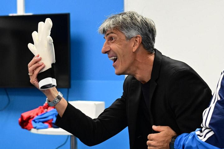 Ολυμπιακός: Οι απίθανες αντιδράσεις του Ιμανόλ για το διπλό των ερυθρόλευκων και ο πανηγυρισμός με το γάντι του Ορτέγκα στα αποδυτήρια