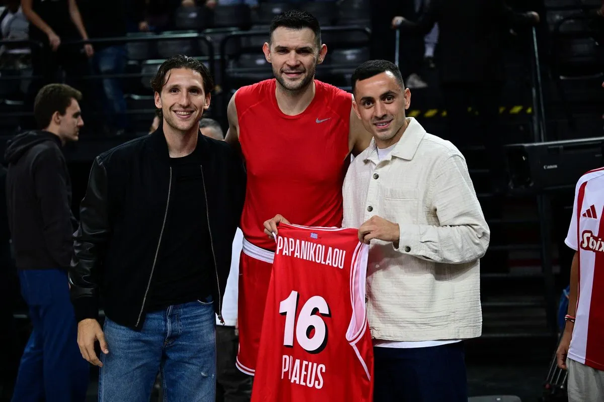 Ο Παπανικολάου φωτογραφίζεται με Ρέτσο και Σάλιακα