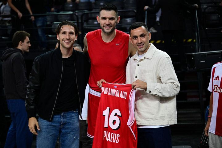 Ο Παπανικολάου φωτογραφίζεται με Ρέτσο και Σάλιακα