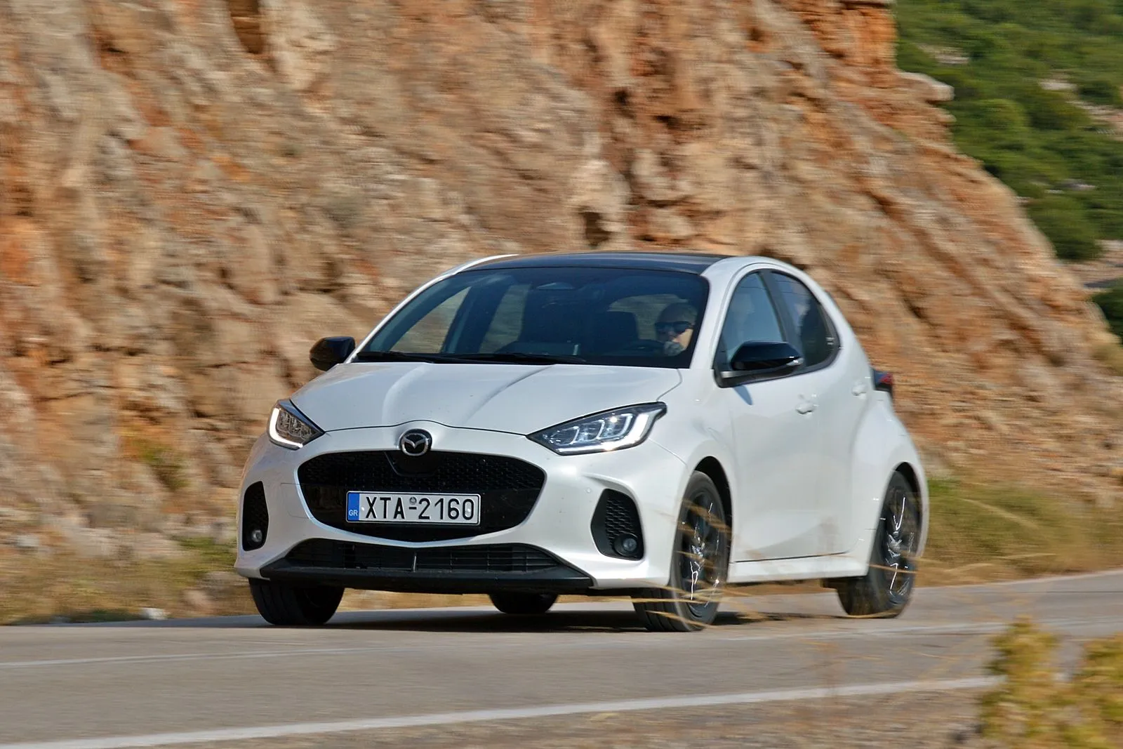 Οδηγούμε και πάλι το Mazda2 Hybrid με τους 116 ίππους που βάζει τη Mazda στο κάδρο με τις κορυφαίες υβριδικές προτάσεις