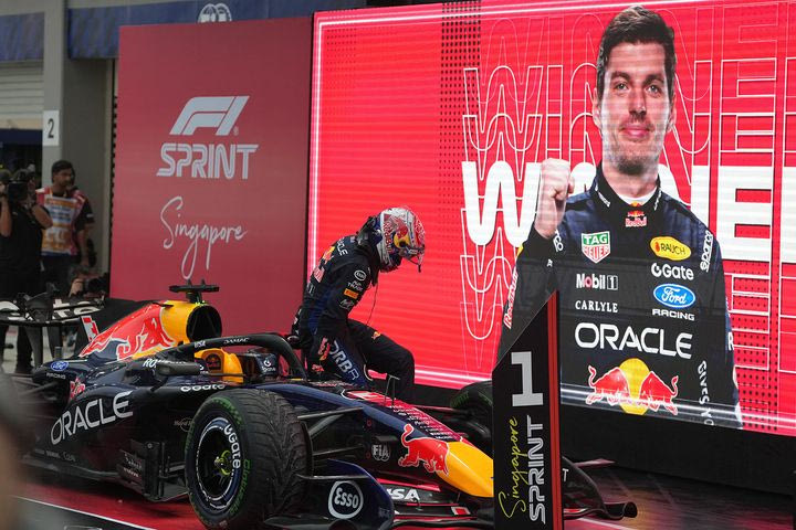 Άνετη νίκη του Φερστάπεν στο Sprint της Σιγκαπούρης, μετά από ατύχημα του Ράσελ στον πρώτο γύρο