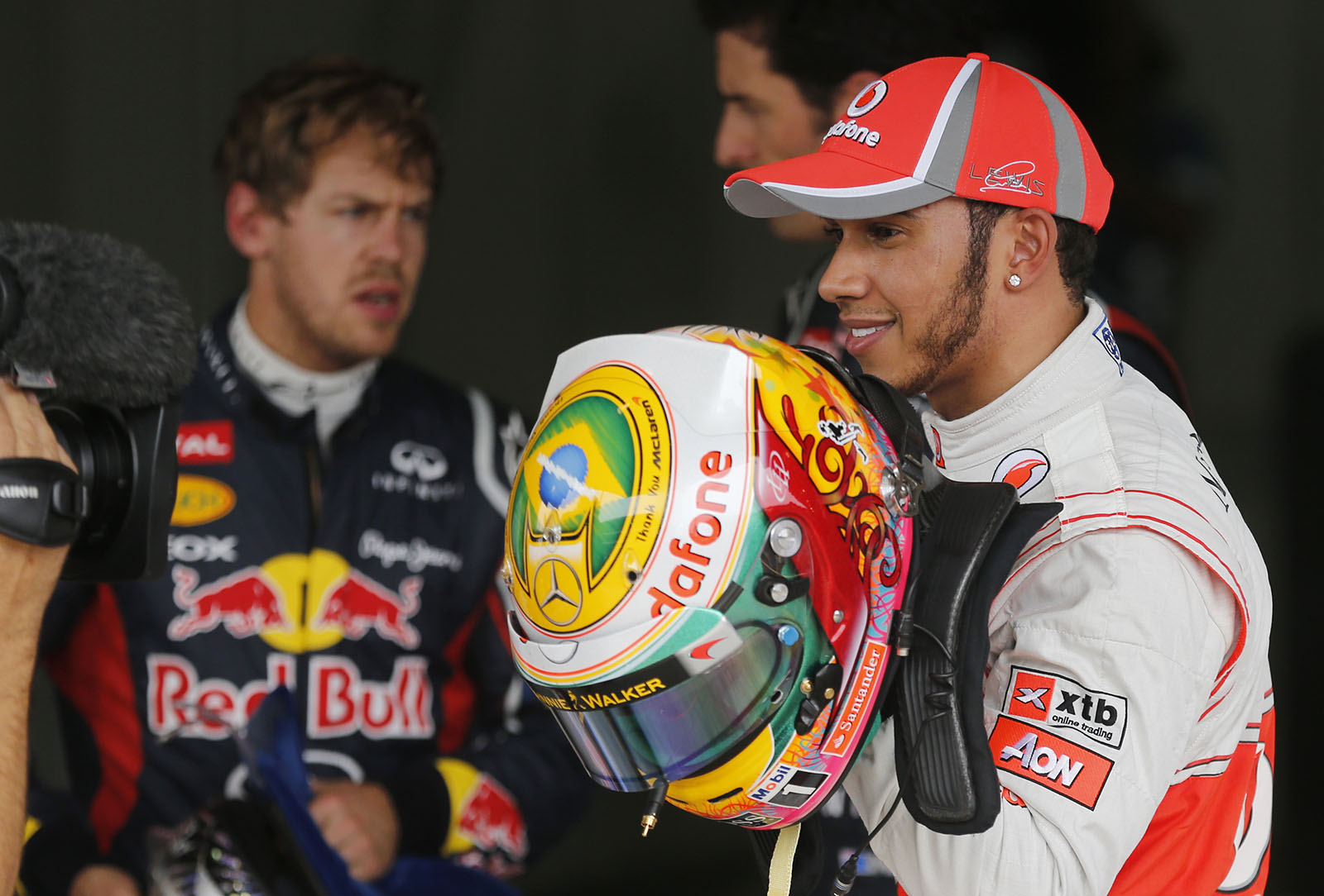 Ποιος "τορπίλισε" τις συνομιλίες του Χάμιλτον με τη Red Bull πριν από 14 χρόνια, που θα άλλαζαν την ιστορία της F1                                          Ποιος "τορπίλισε" τις συνομιλίες του Χάμιλτον με τη Red Bull πριν από 14 χρόνια, που θα άλλαζαν την ιστορία της F1