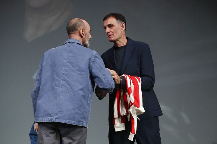 O Γιώργος Μπαρτζώκας βράβευσε τον σύζυγο και τον γιο της Κανέλλας Χρυσονίδου